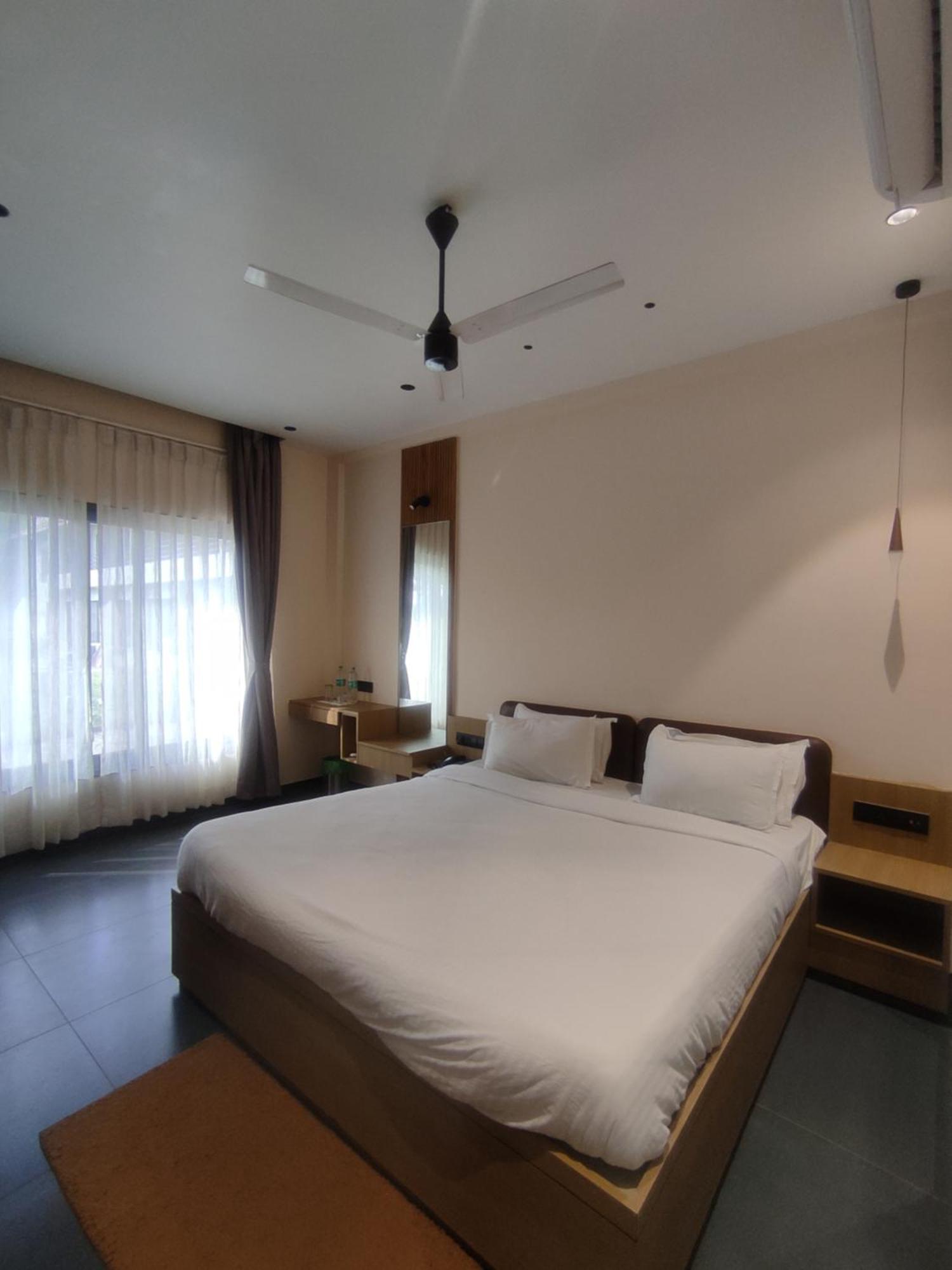 Vits Roccia Hill Resort And Adventure Park, Navapur Songadh エクステリア 写真